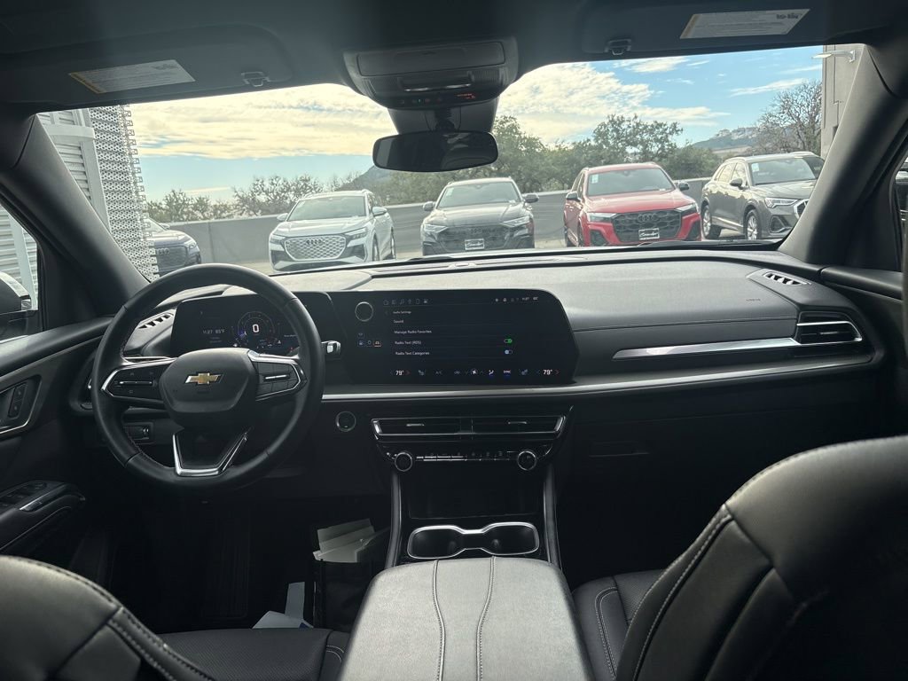 Used 2025 Chevrolet Traverse LT image 18