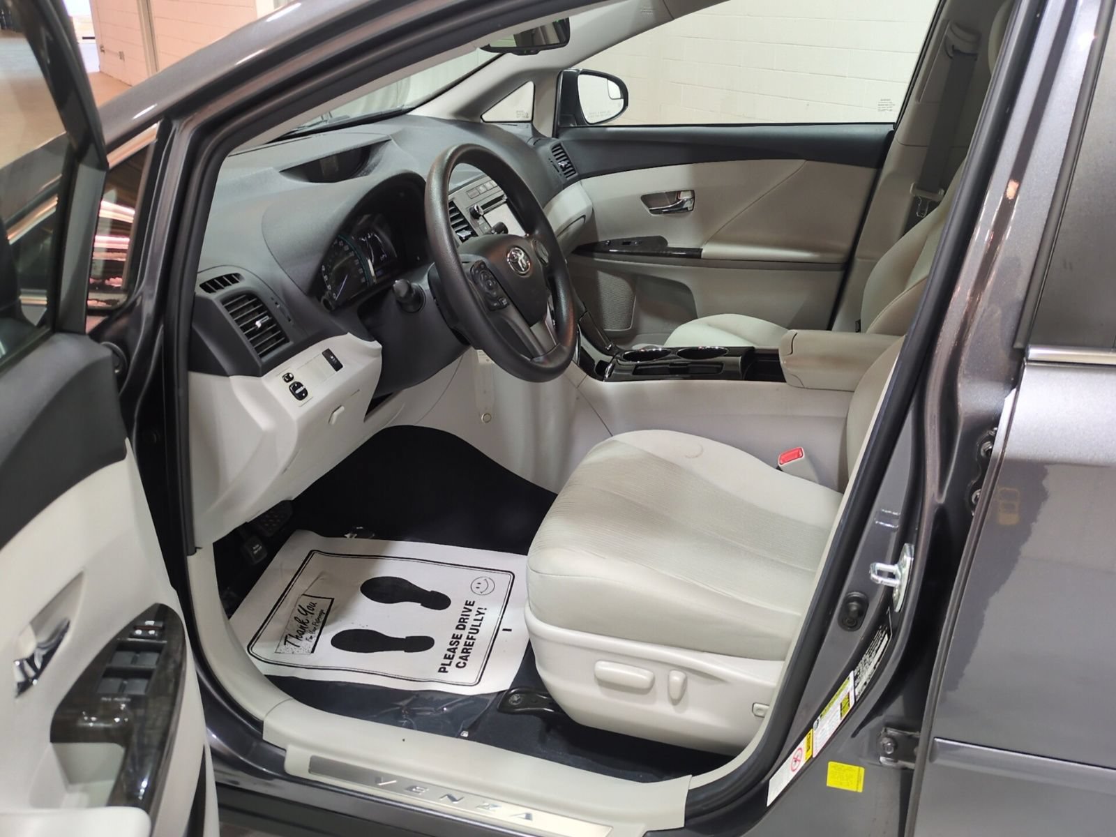Used 2015 Toyota Venza LE FWD image 15