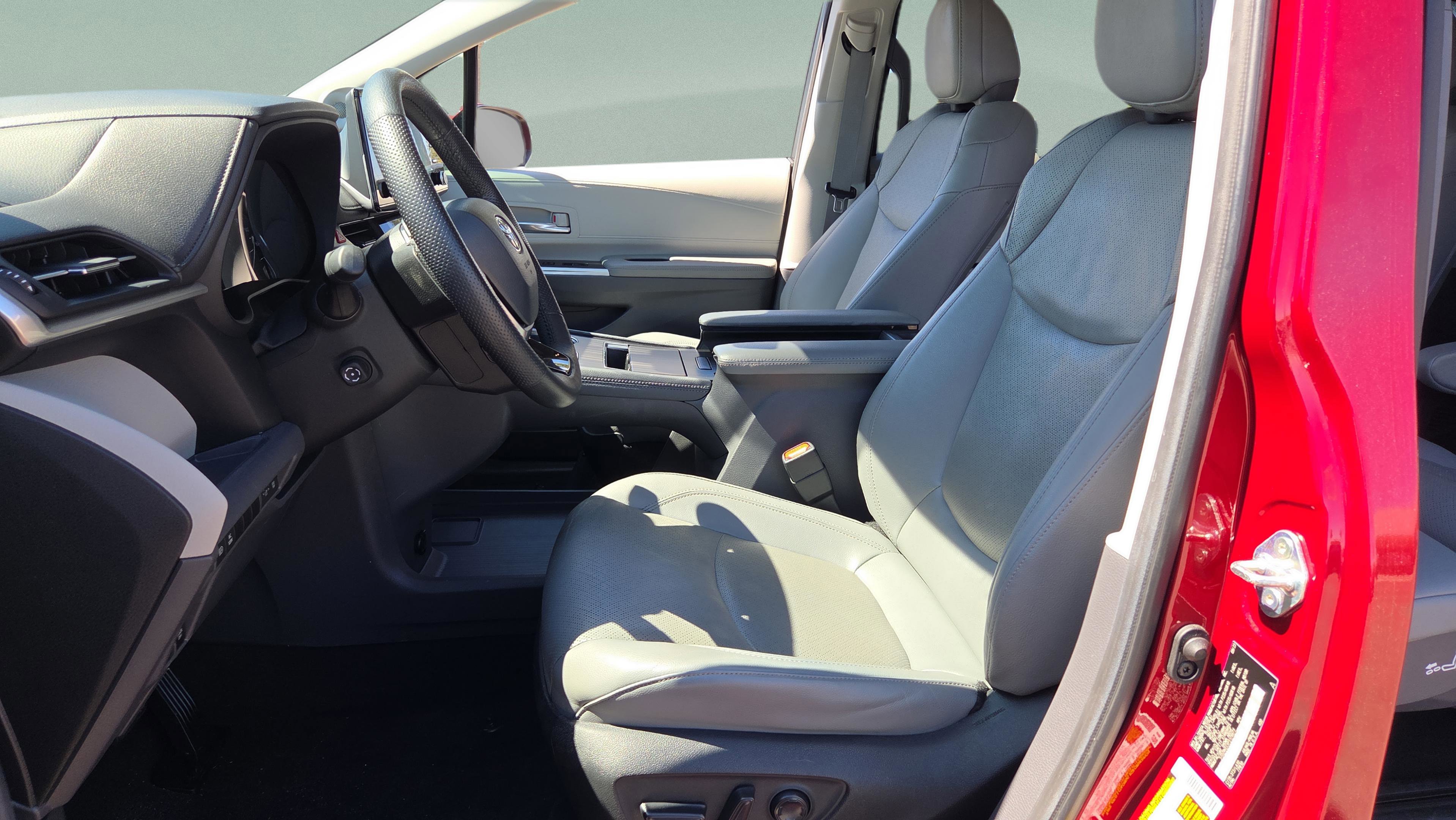 Certified 2023 Toyota Sienna Limited image 13