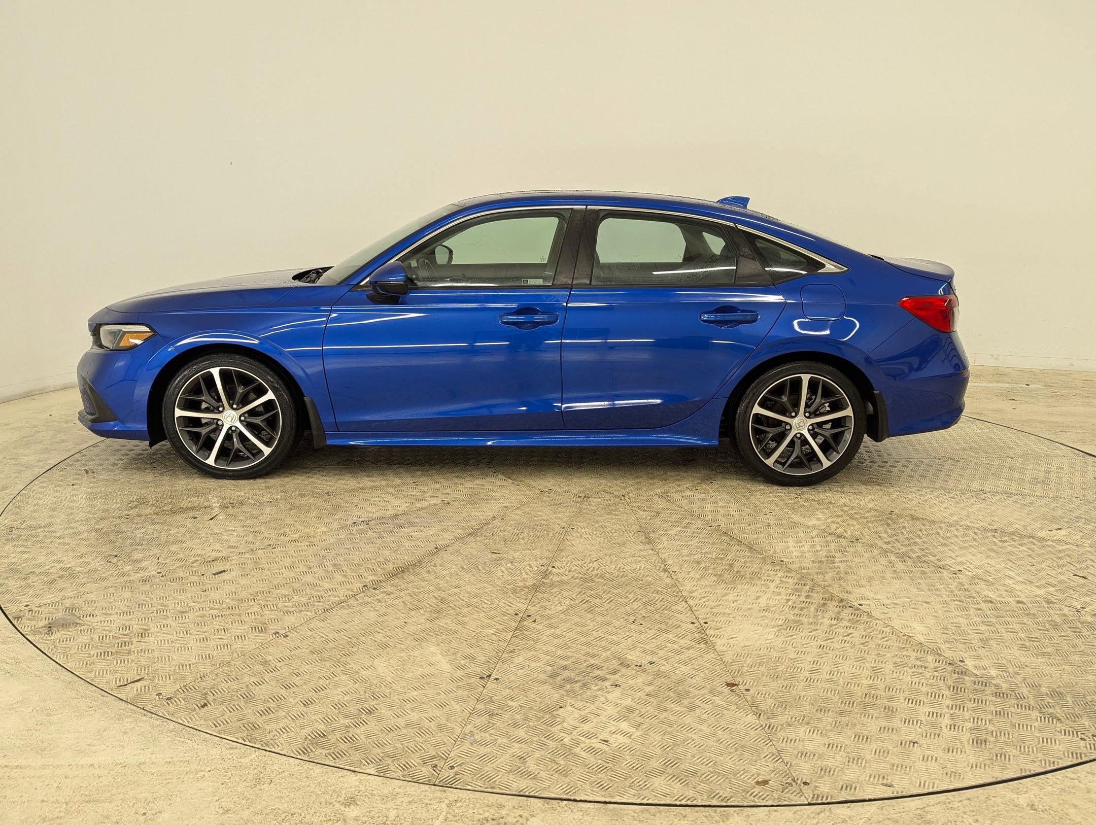 Used 2023 Honda Civic Touring image 2