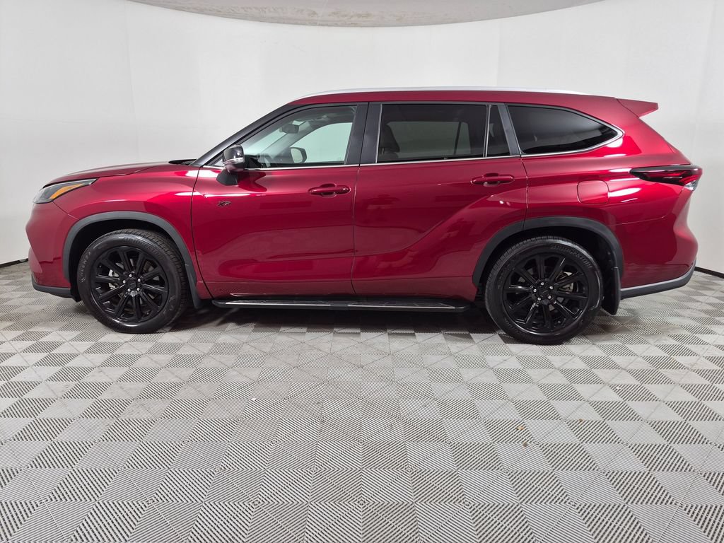Used 2025 Toyota Highlander XLE FWD image 6