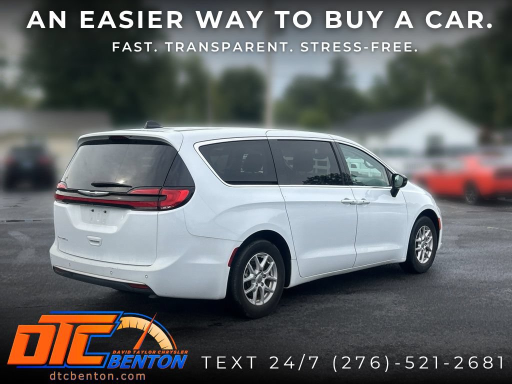 Used 2024 Chrysler Pacifica Touring-L FWD image 3