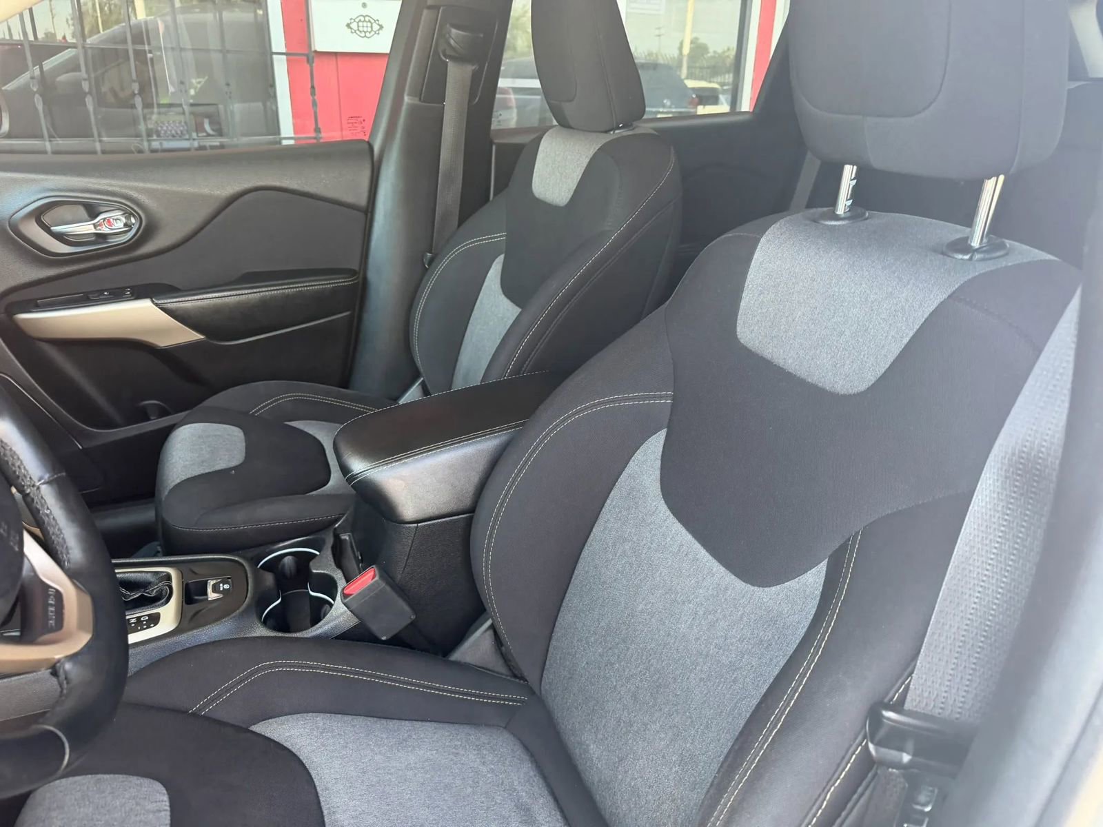 Used 2018 Jeep Cherokee Latitude w/ Altitude Package image 12