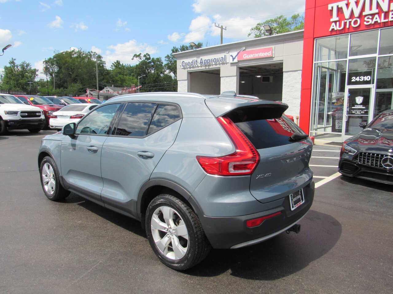 Used 2021 Volvo XC40 T5 Momentum image 8