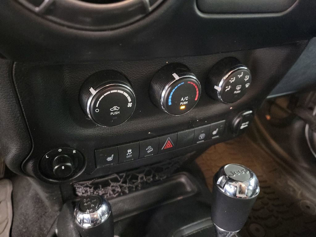 Used 2018 Jeep Wrangler Unlimited Sahara image 16