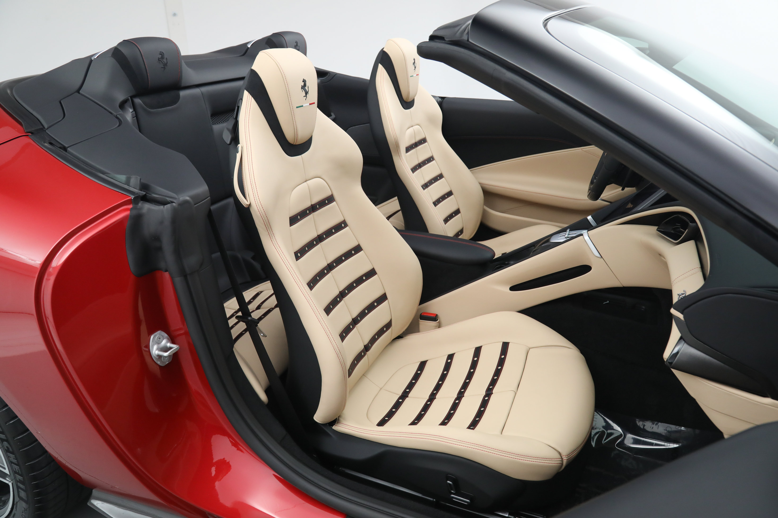 Certified 2025 Ferrari Roma Spider RWD image 25