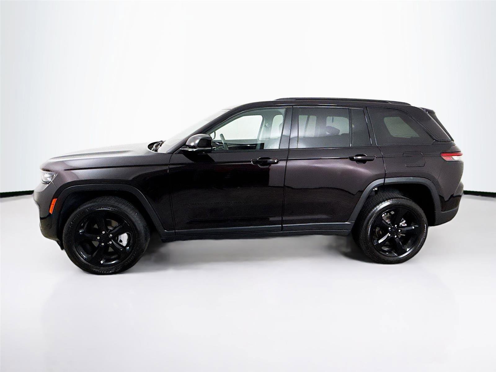 Used 2023 Jeep Grand Cherokee Limited w/ Luxury Tech Group II image 4