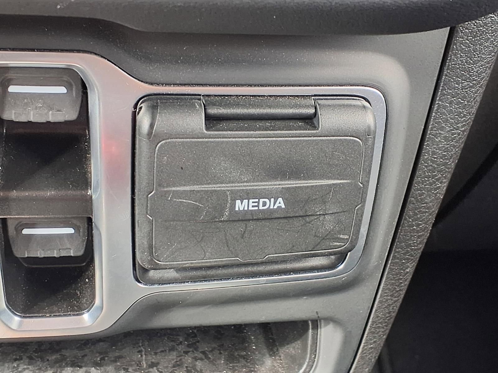 Used 2025 Jeep Wrangler Sahara image 7