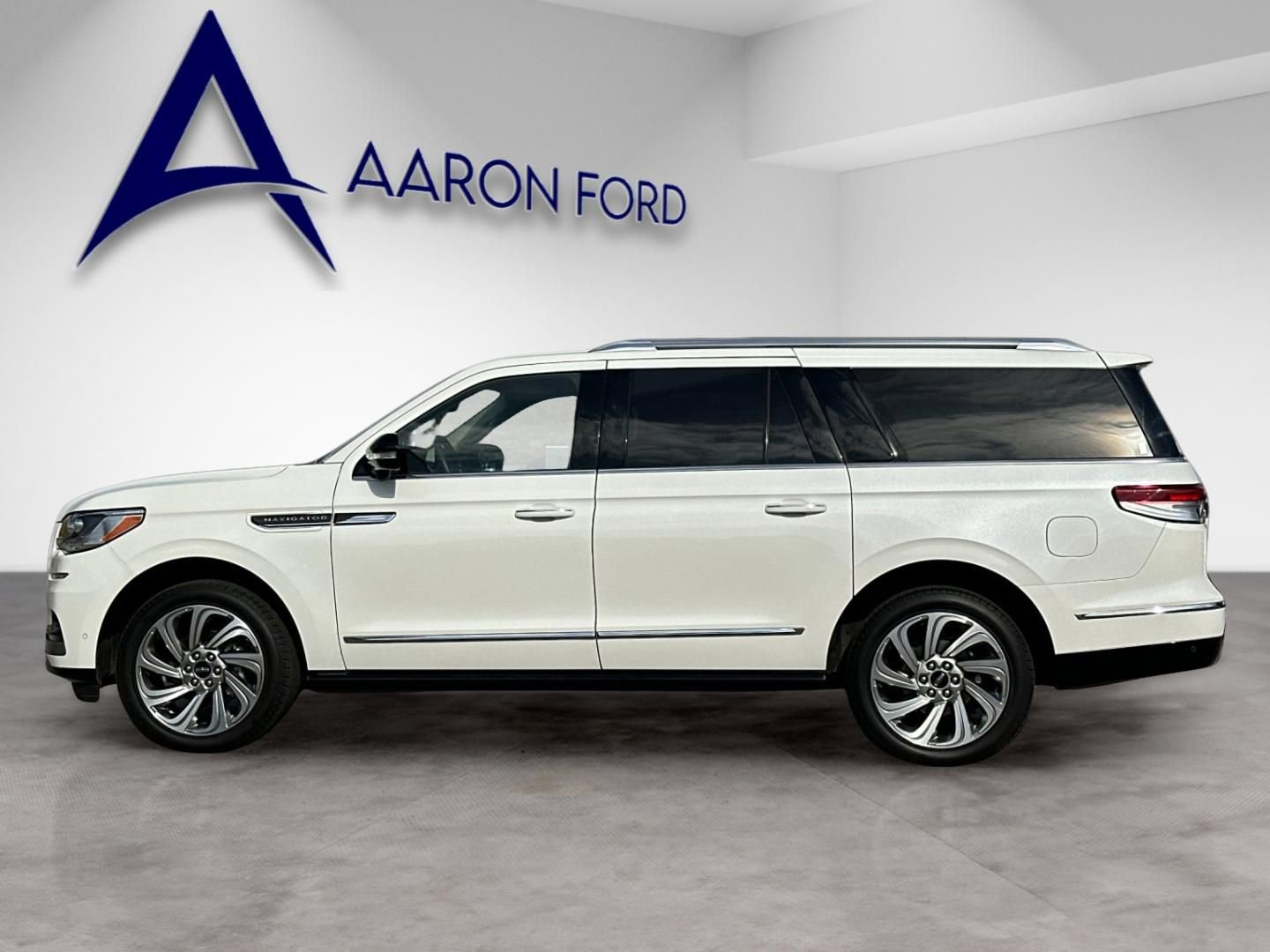 Used 2024 Lincoln Navigator L Reserve AWD/4WD image 3