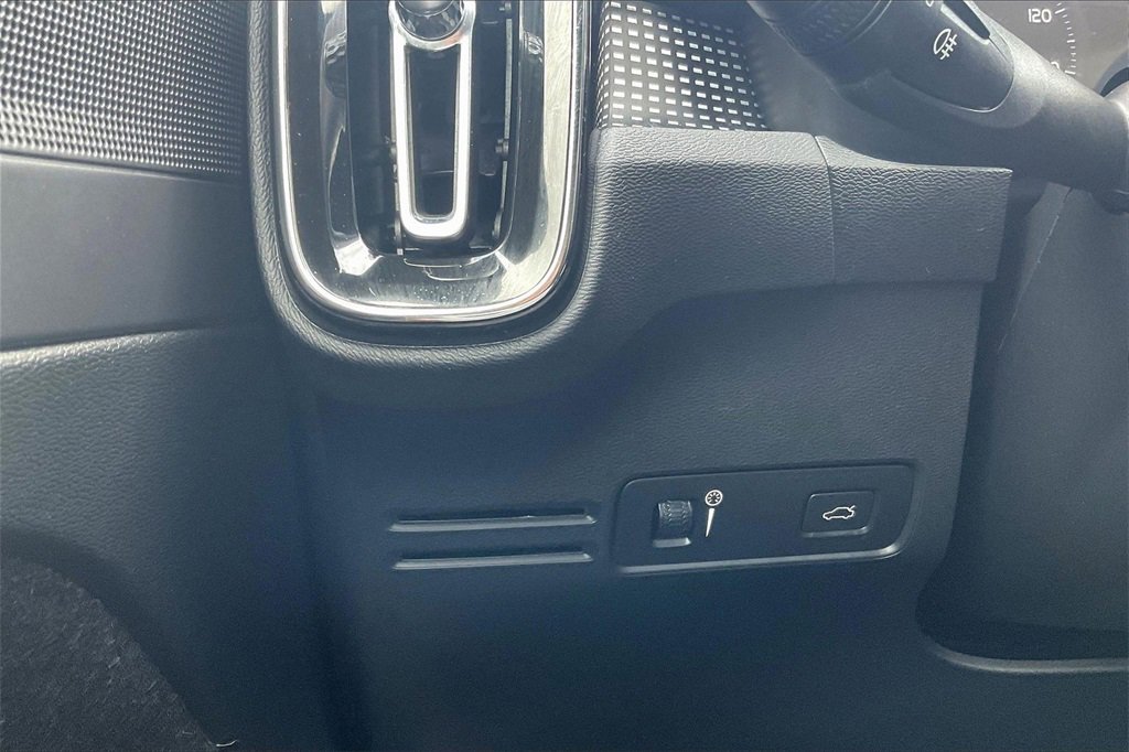 Used 2021 Volvo XC40 T5 R-Design w/ Climate Package image 35