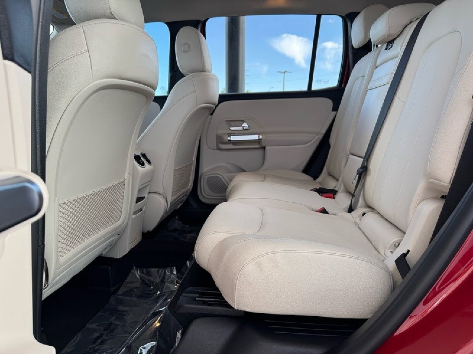 Certified 2022 Mercedes-Benz GLB 250 4MATIC w/ Premium Package Lite image 16