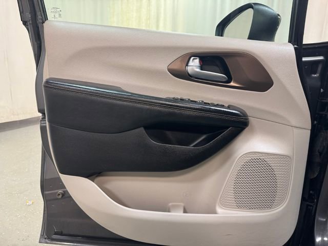 Used 2017 Chrysler Pacifica Touring image 13