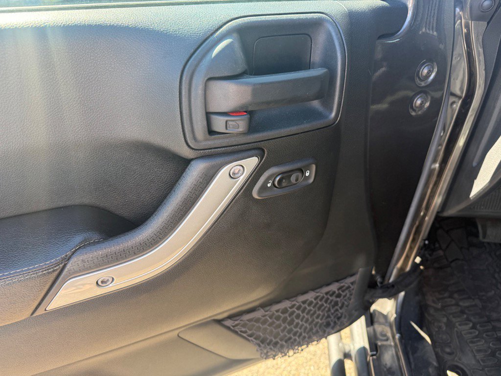 Used 2016 Jeep Wrangler Unlimited Rubicon AWD/4WD image 9