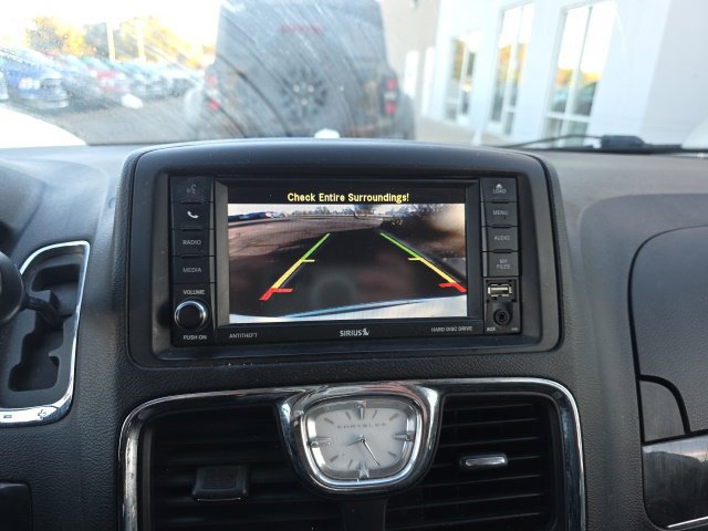 Used 2015 Chrysler Town & Country Touring FWD image 14