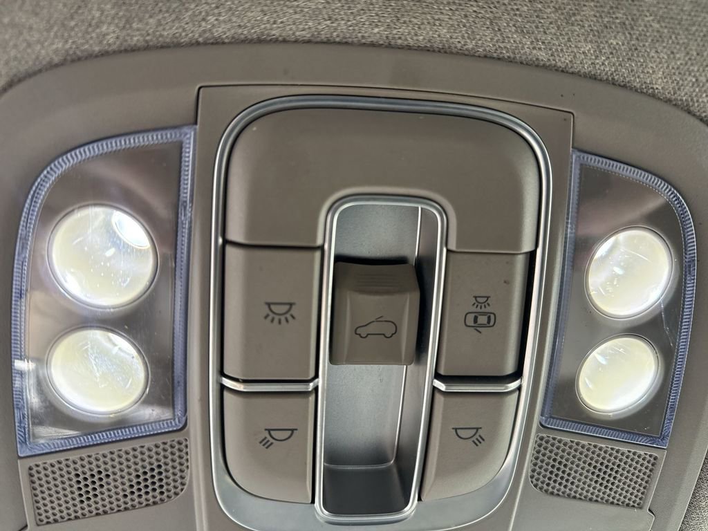 Used 2020 Hyundai Santa Fe Limited image 12