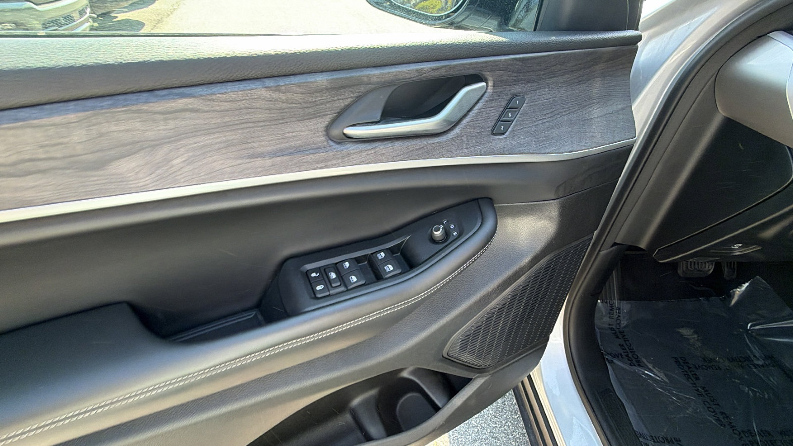 Used 2024 Jeep Grand Cherokee Limited w/ Luxury Tech Group II image 15