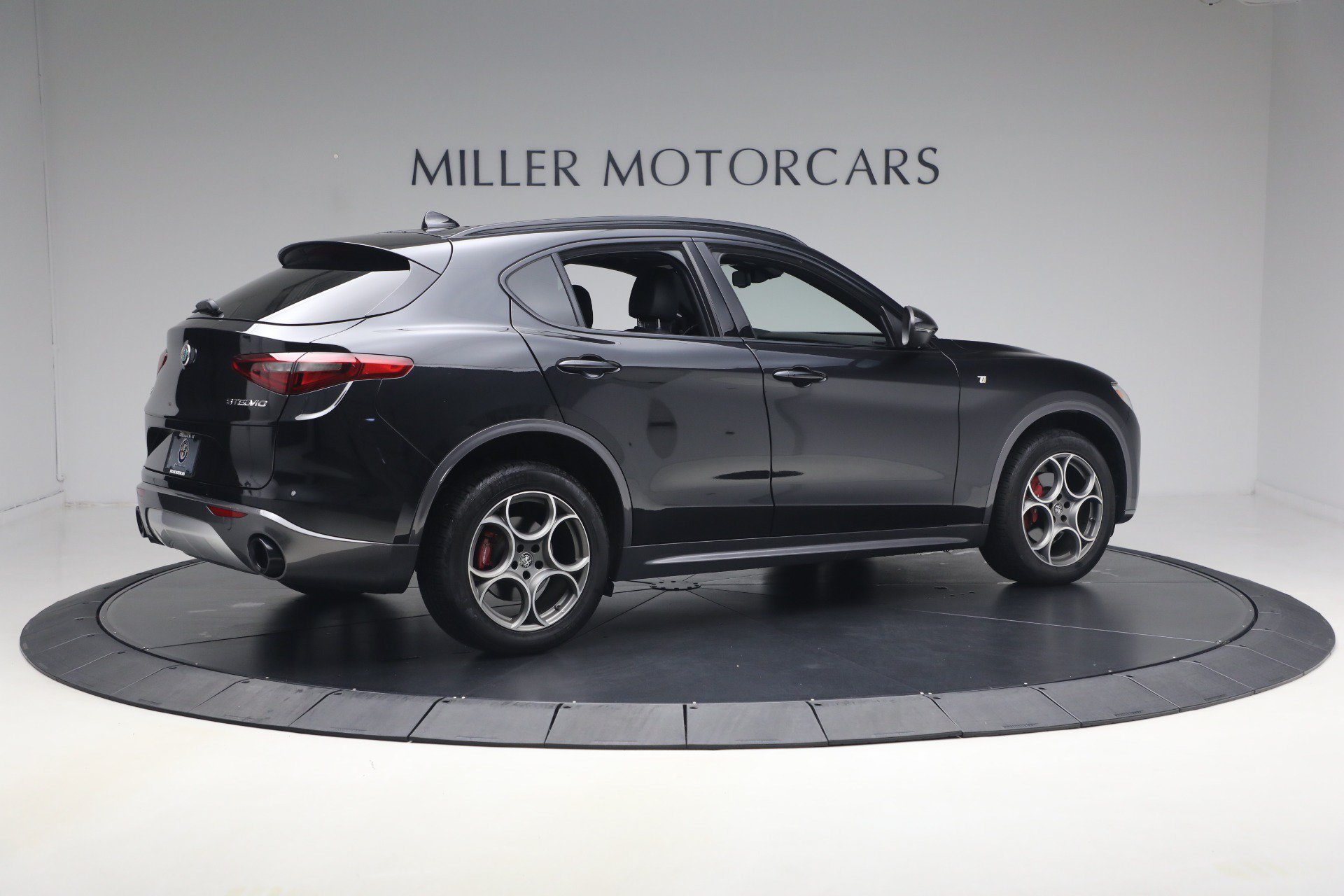 Used 2022 Alfa Romeo Stelvio Ti AWD/4WD image 8