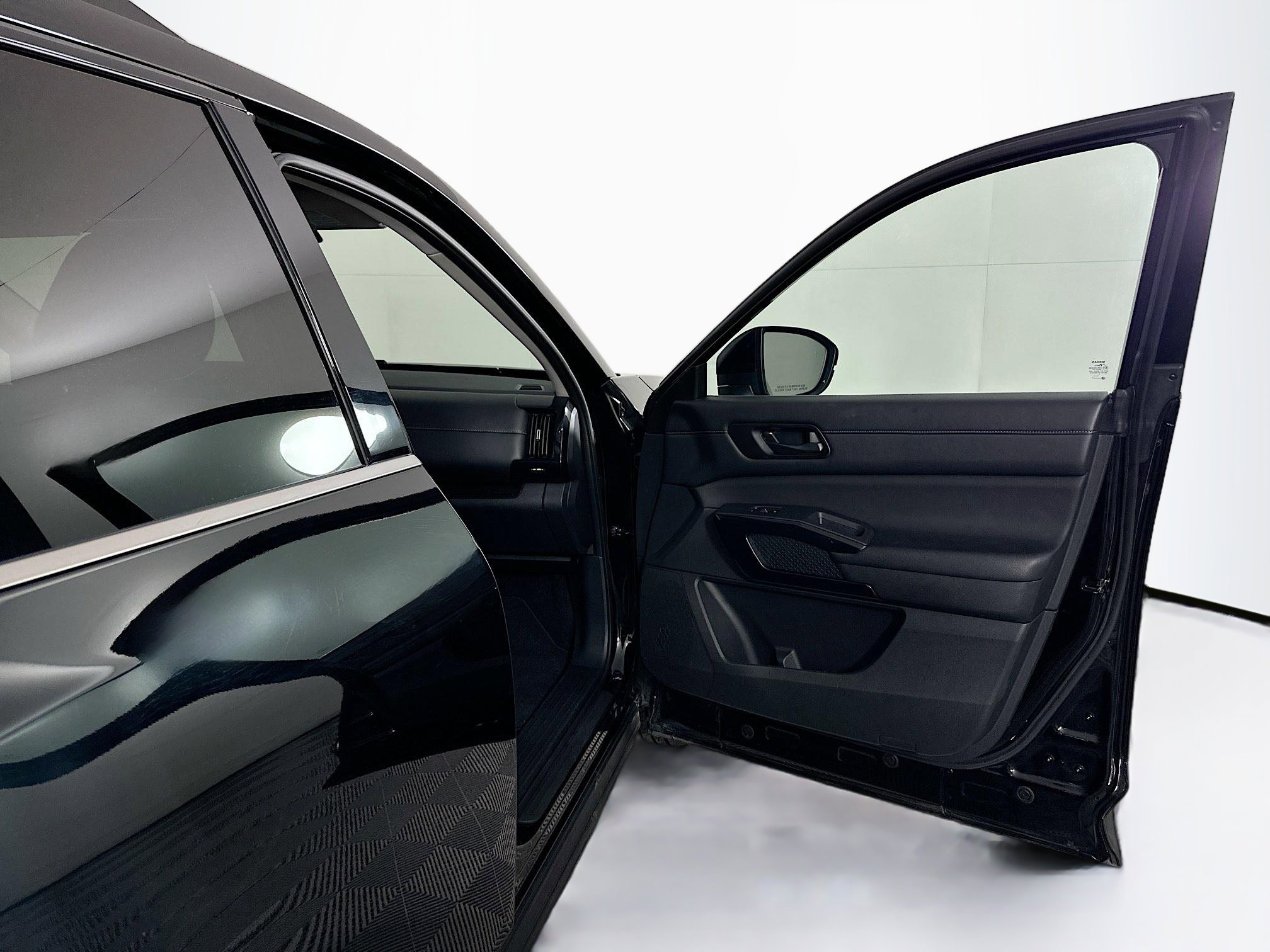 Used 2025 Nissan Pathfinder SV image 34