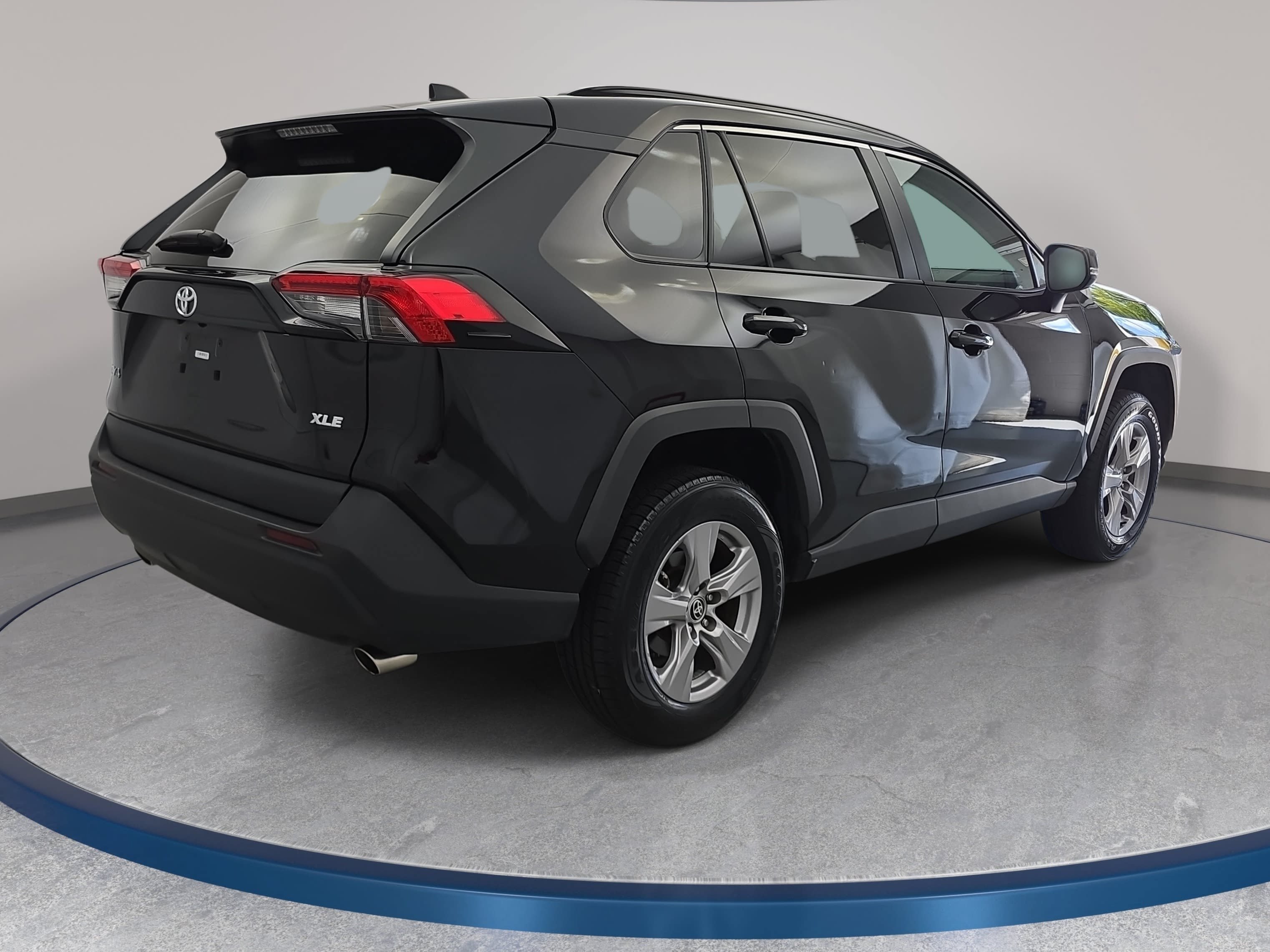 Used 2025 Toyota RAV4 XLE FWD image 5