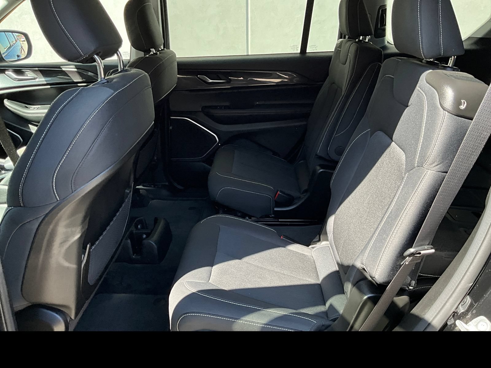 Used 2020 Jeep Grand Cherokee Altitude AWD/4WD image 18