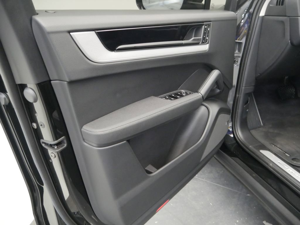 Certified 2024 Porsche Cayenne image 17