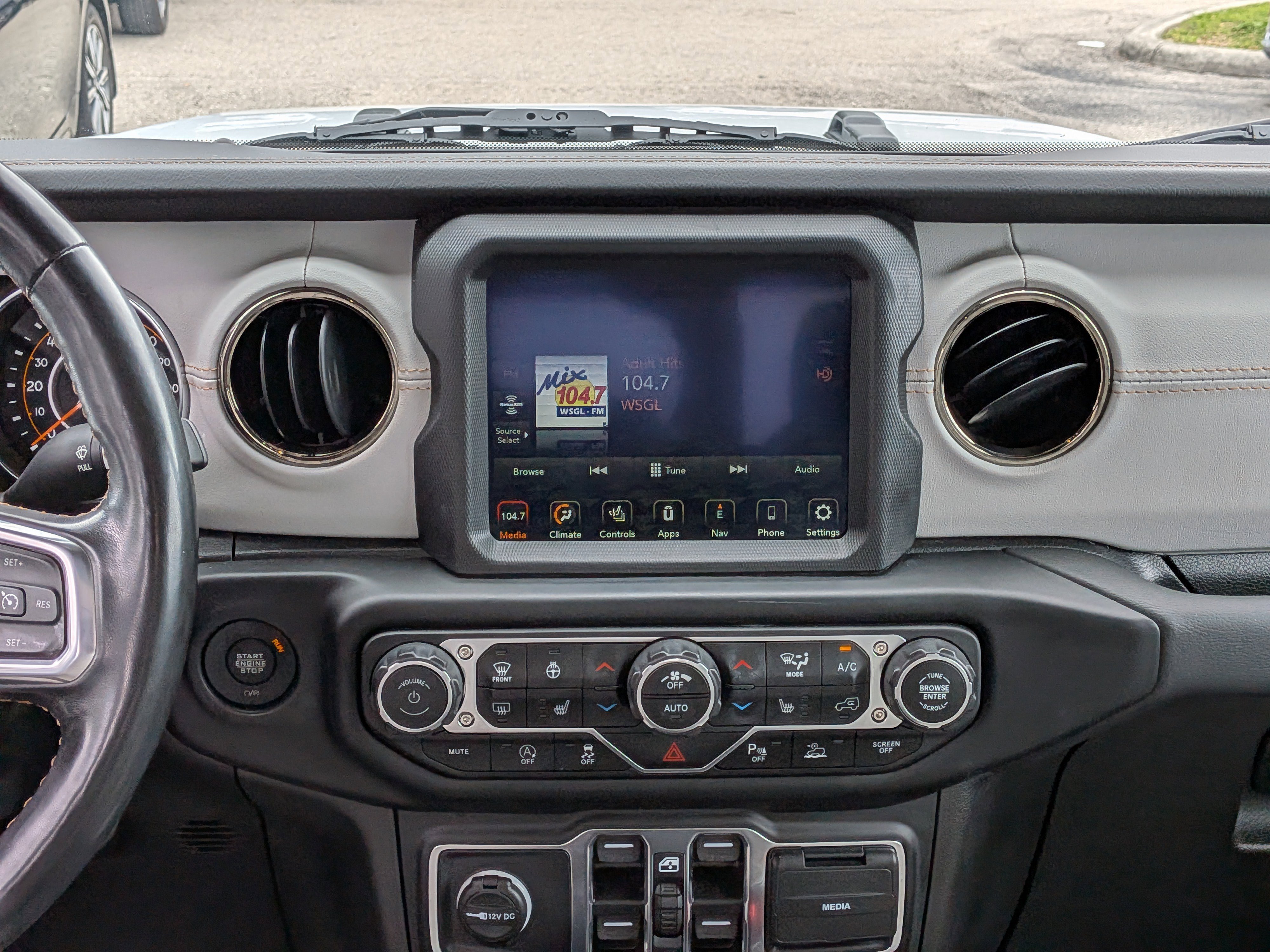 Used 2023 Jeep Gladiator Overland AWD/4WD image 19