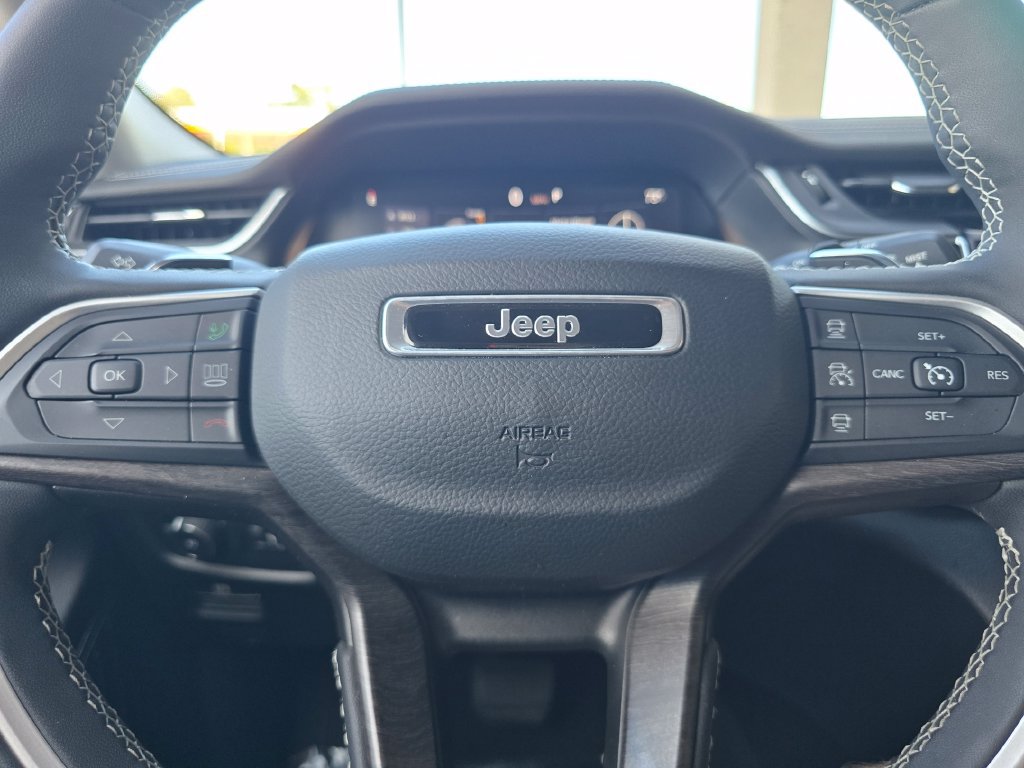 Used 2023 Jeep Grand Cherokee L Limited w/ Luxury Tech Group II AWD/4WD image 37