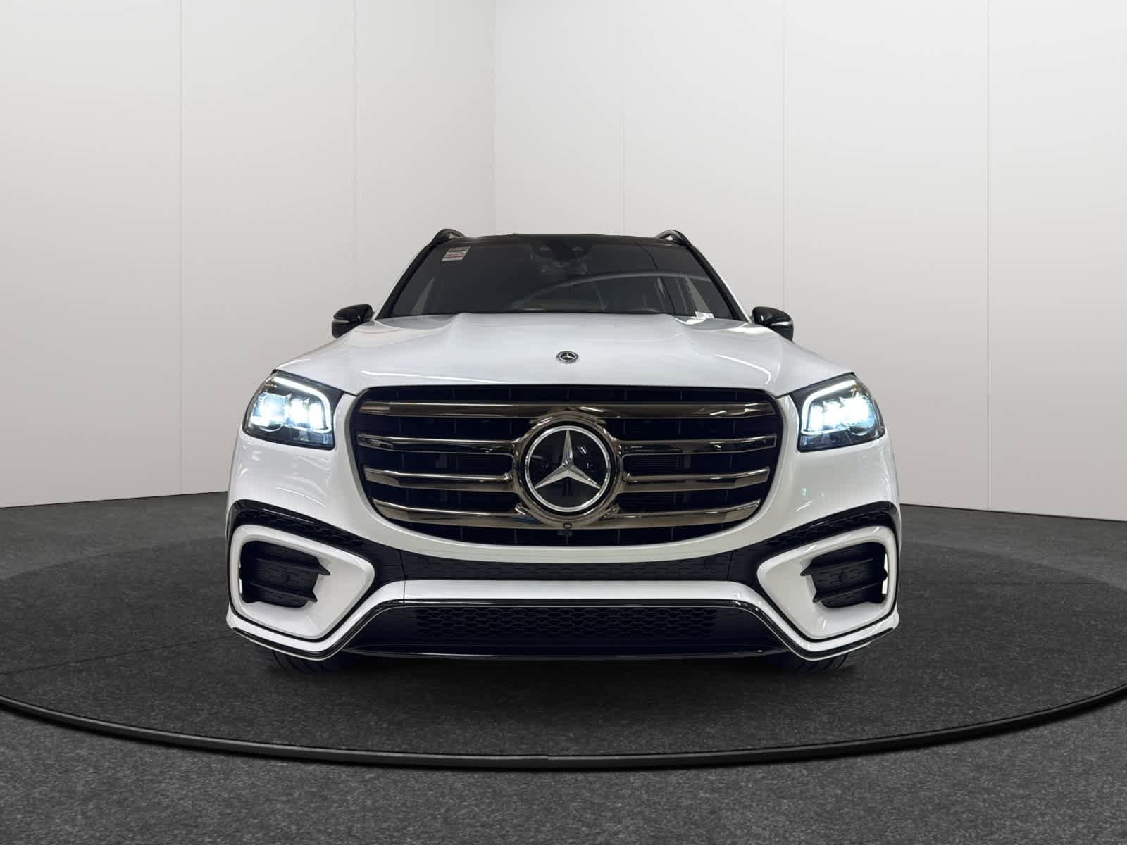 Used 2024 Mercedes-Benz GLS 580 4MATIC image 2