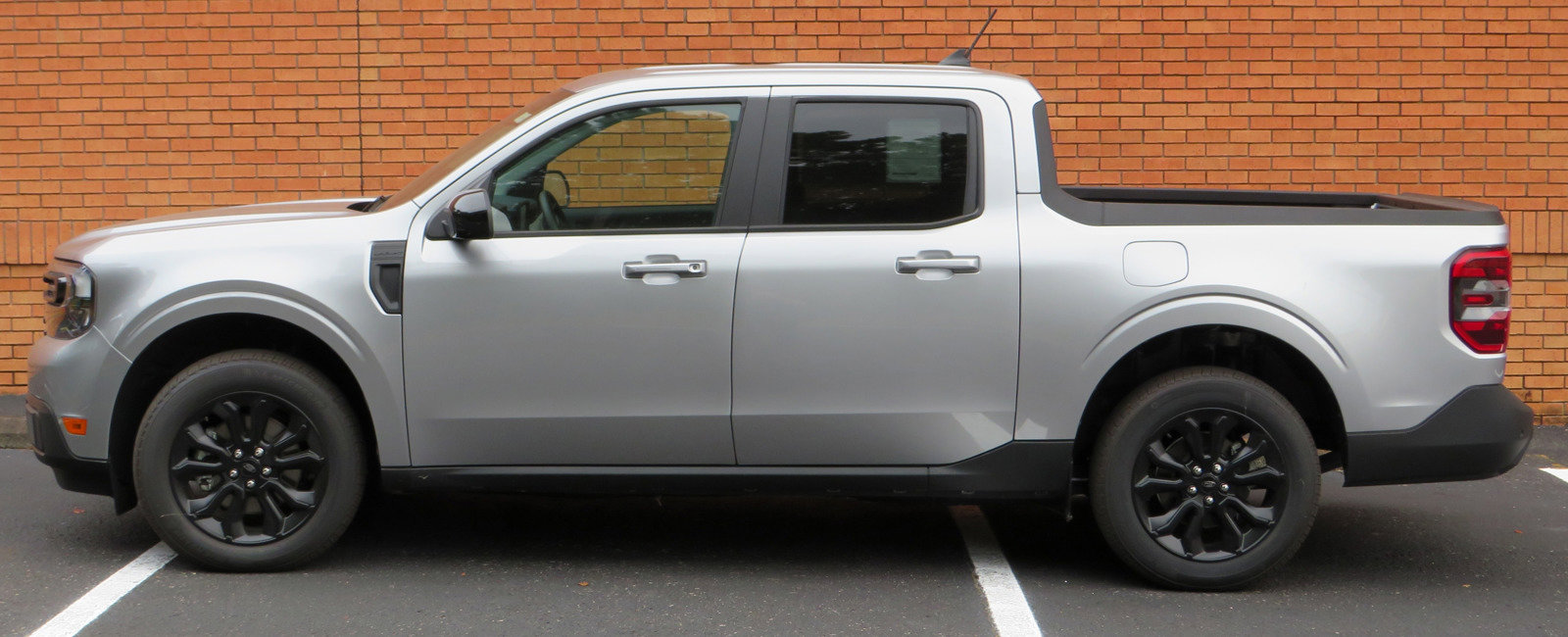 New 2024 Ford Maverick Lariat w/ Black Appearance Package image 9