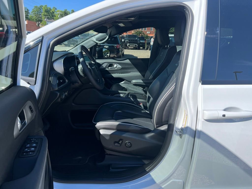 Used 2024 Chrysler Pacifica Limited w/ S Appearance Package image 13