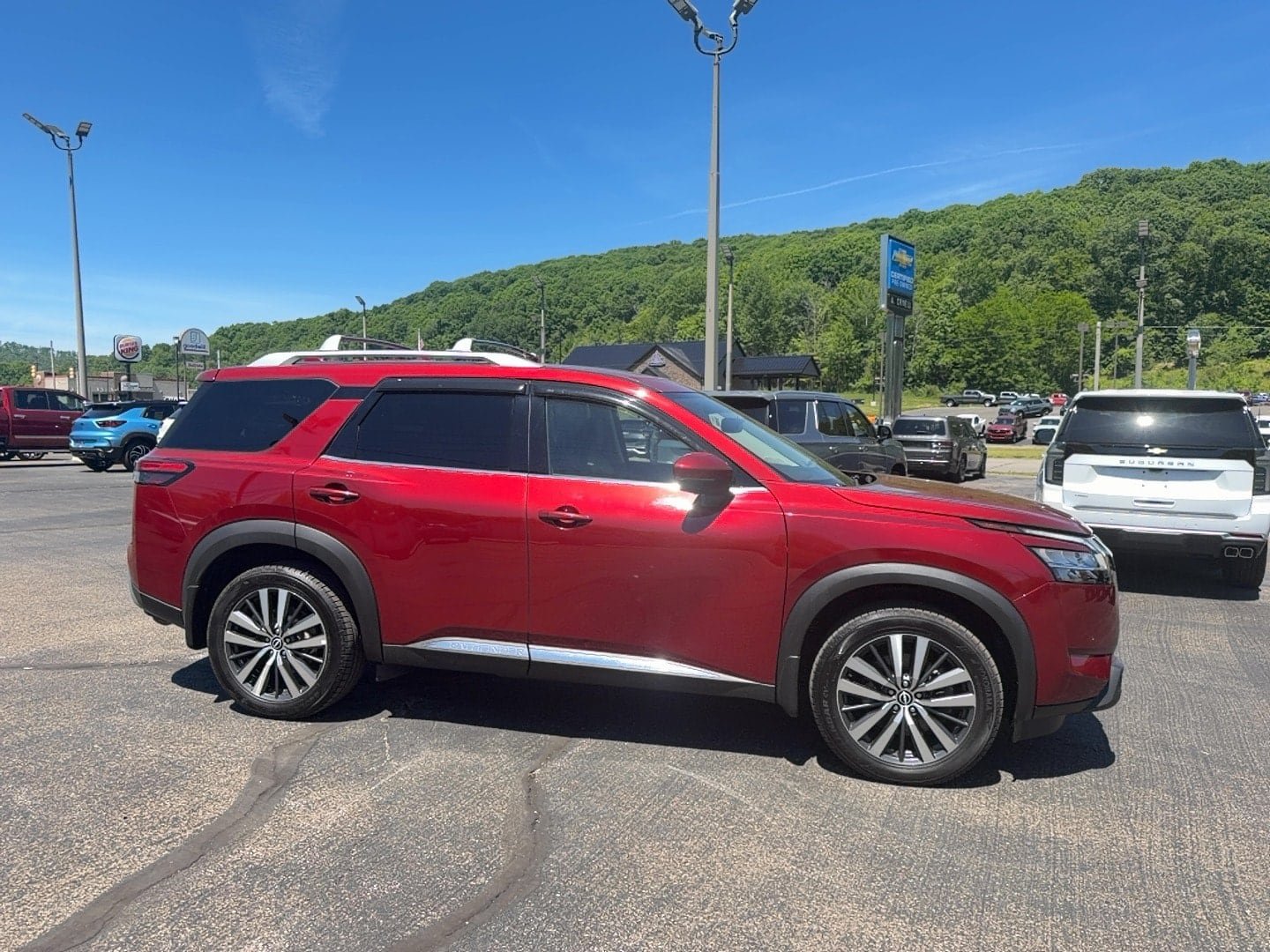 Used 2022 Nissan Pathfinder Platinum w/ Cargo Package AWD/4WD image 3