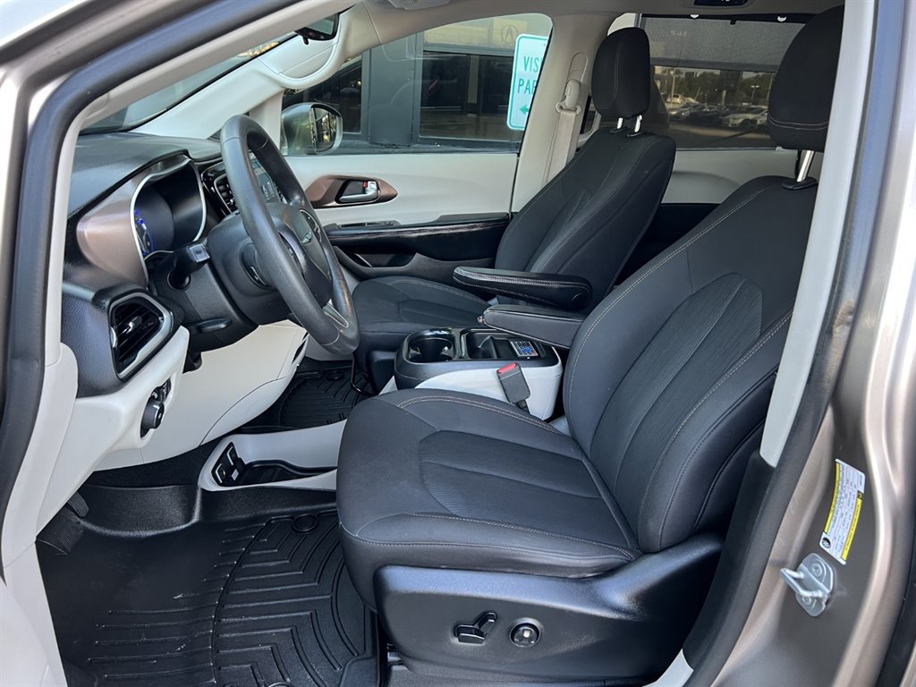 Used 2018 Chrysler Pacifica Touring Plus w/ Tire & Wheel Group FWD image 9
