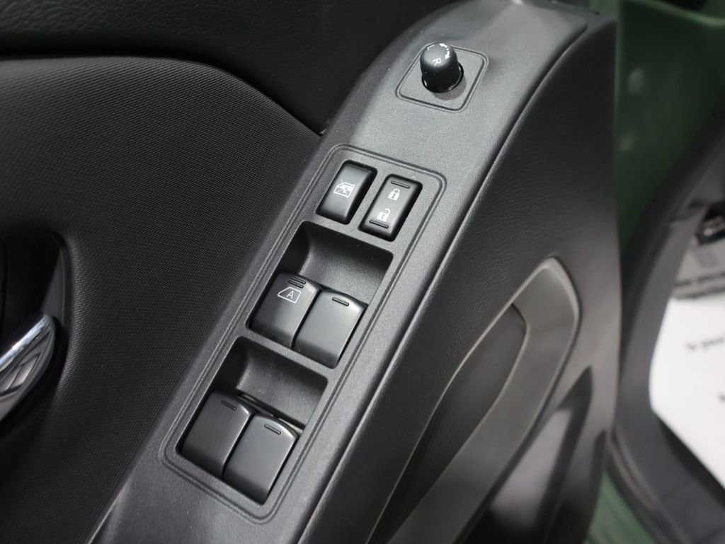 Used 2024 Nissan Frontier SV image 14