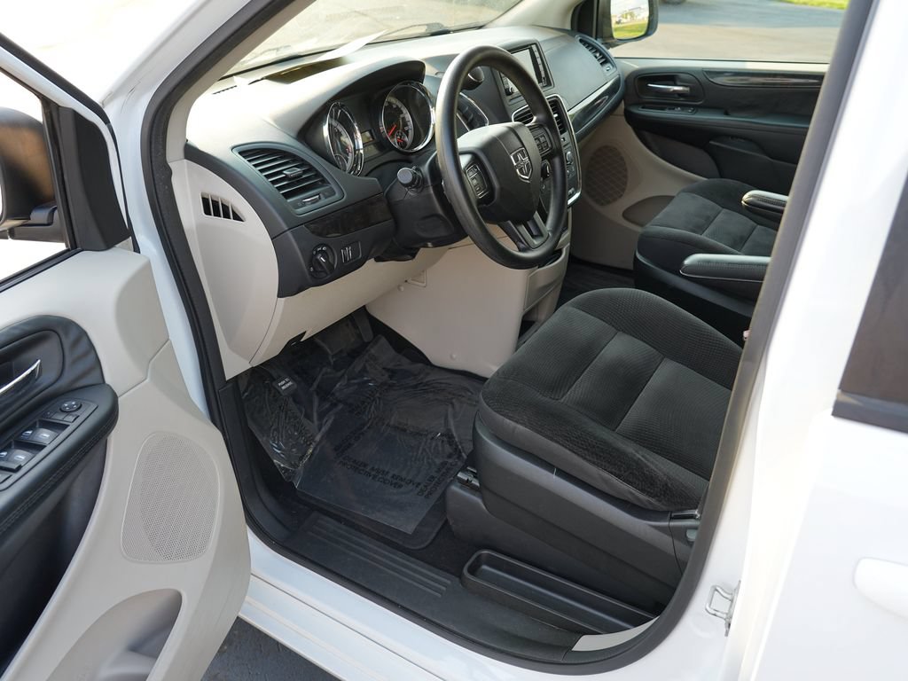 Used 2018 Dodge Grand Caravan SE w/ UConnect Hands-Free Group FWD image 12