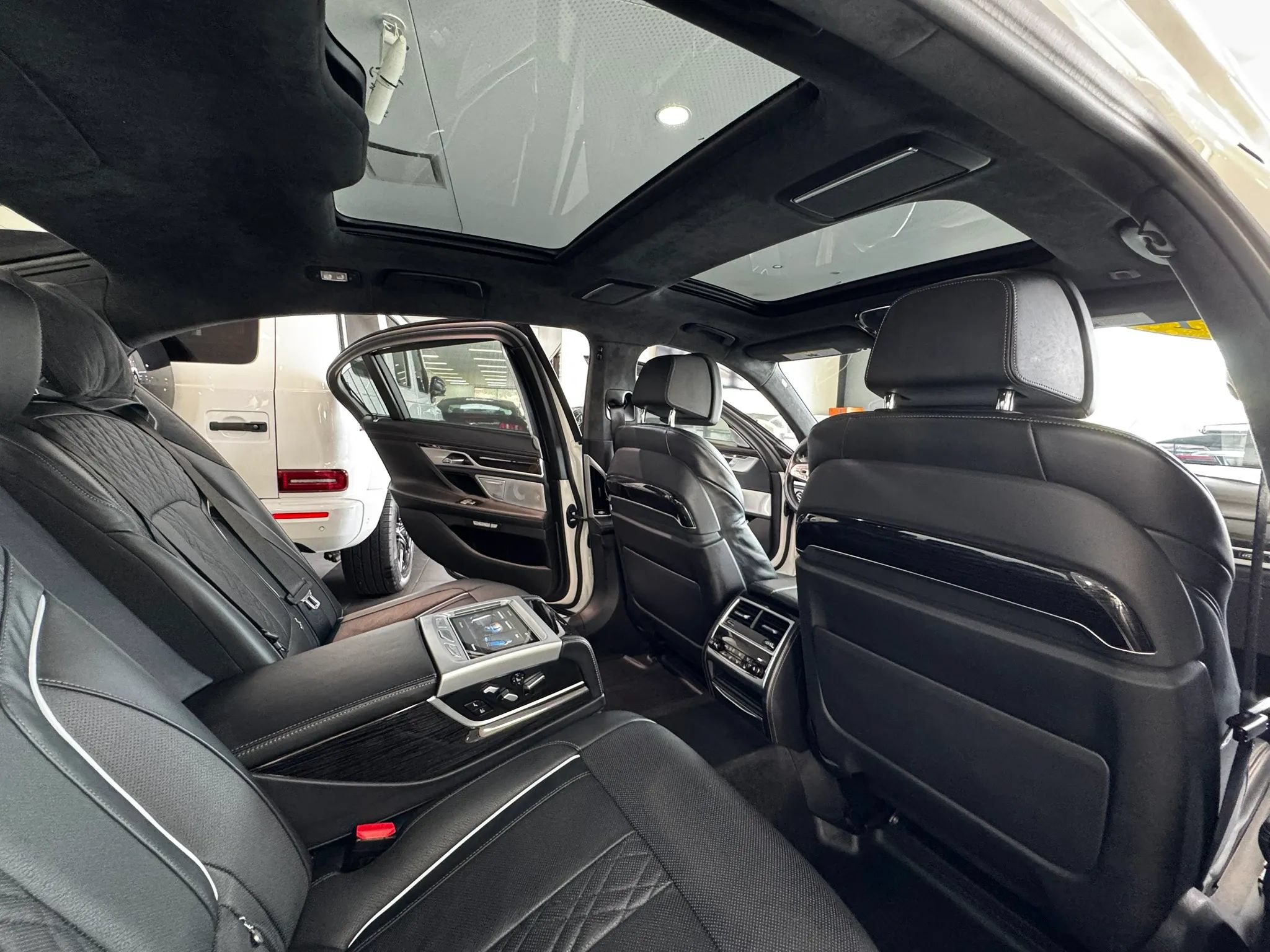 Used 2018 BMW 750i xDrive AWD/4WD image 28