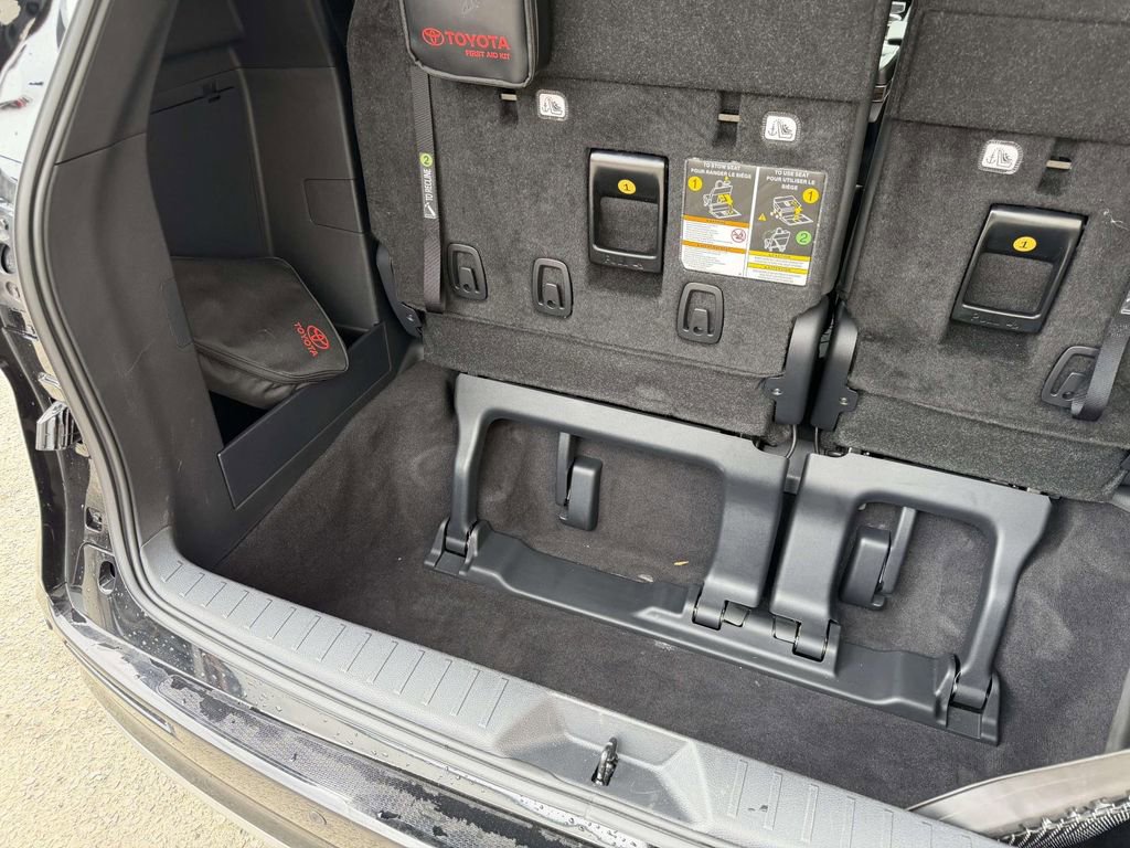Used 2025 Toyota Sienna Platinum image 25