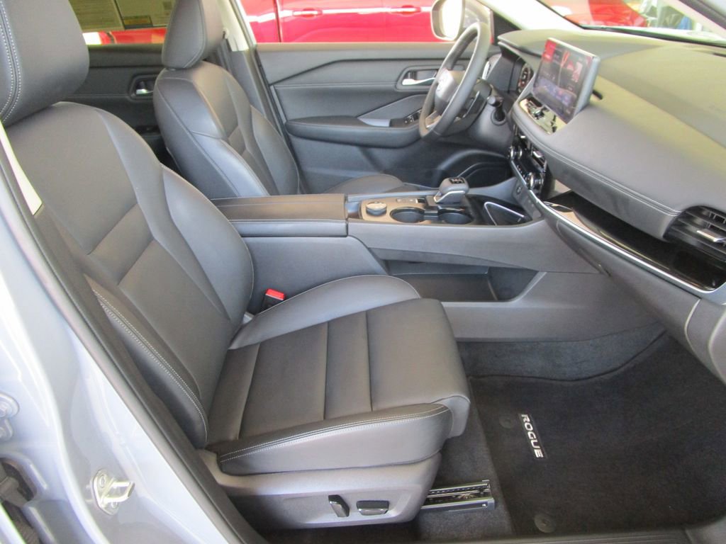 Used 2025 Nissan Rogue SL AWD/4WD image 19