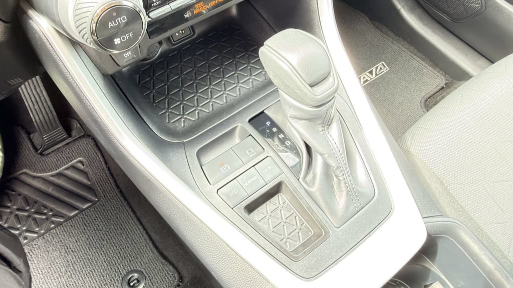 Used 2025 Toyota RAV4 XLE FWD image 17