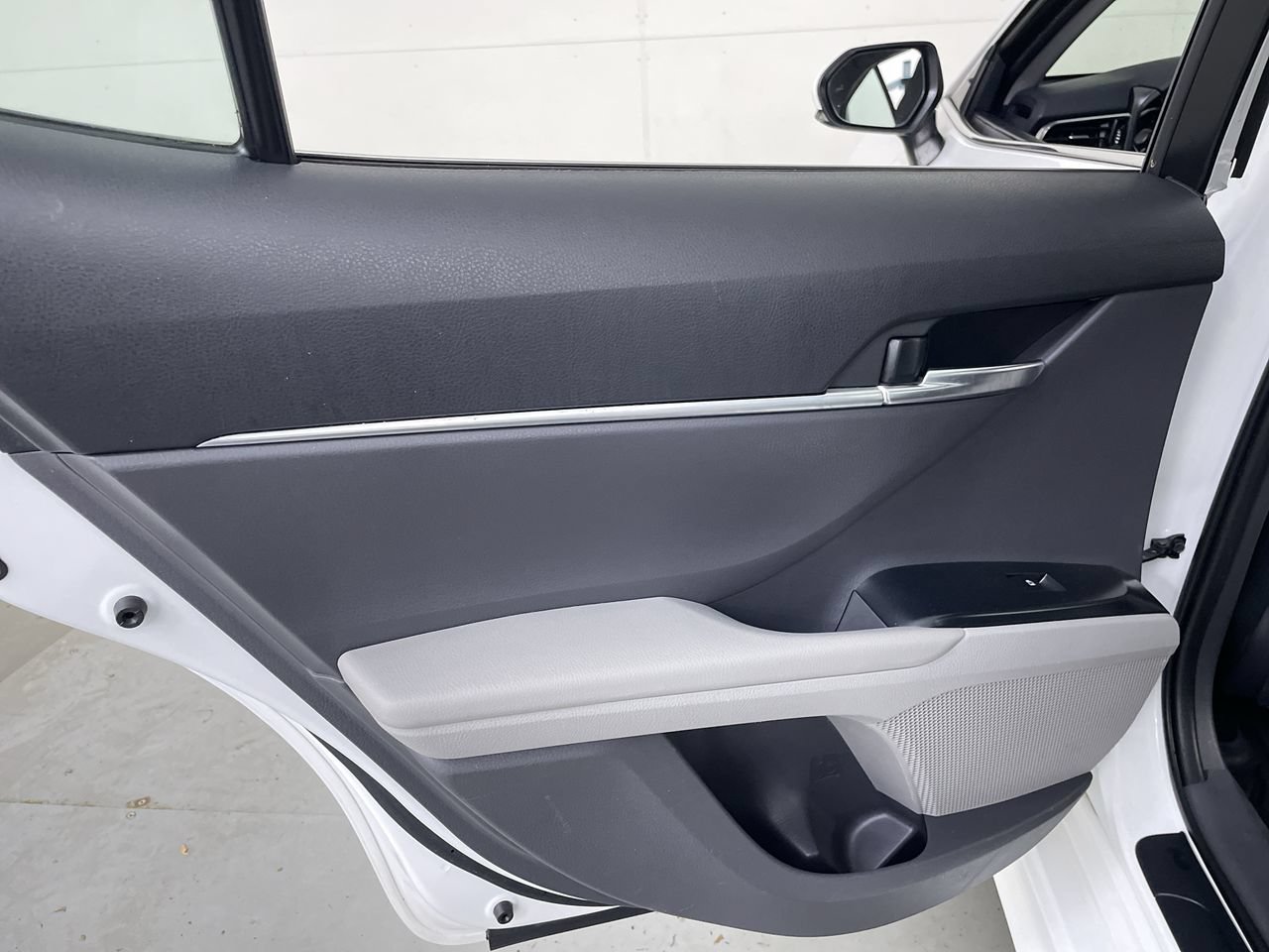 Used 2018 Toyota Camry SE w/ Audio Package FWD image 18