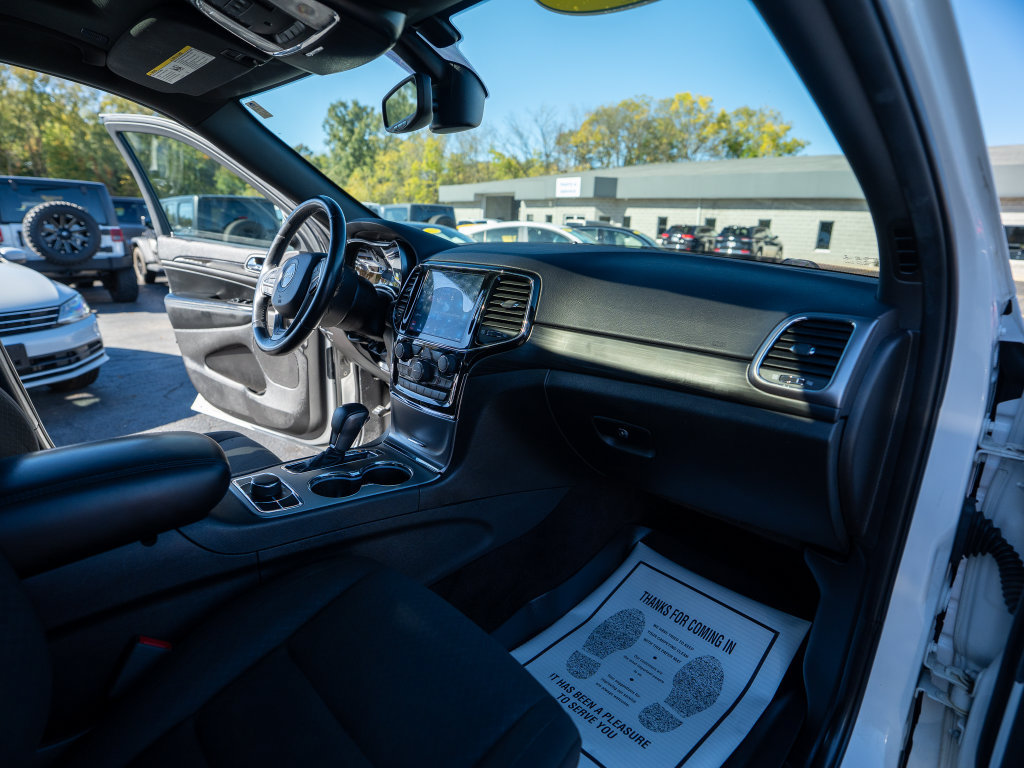 Used 2019 Jeep Grand Cherokee Laredo AWD/4WD image 22