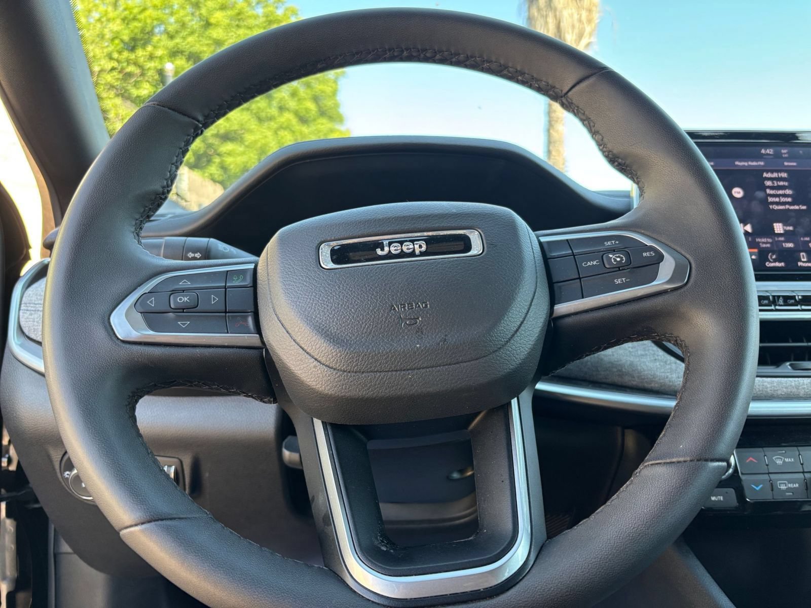Used 2025 Jeep Compass Latitude AWD/4WD image 27