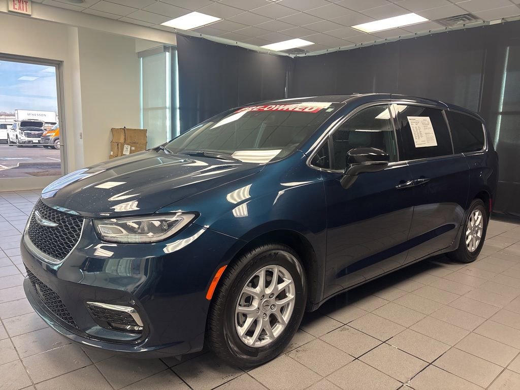 Used 2025 Chrysler Pacifica Select image 8