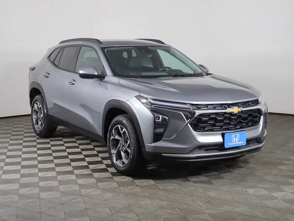 Used 2024 Chevrolet Trax LT w/ LT Convenience Package FWD image 2