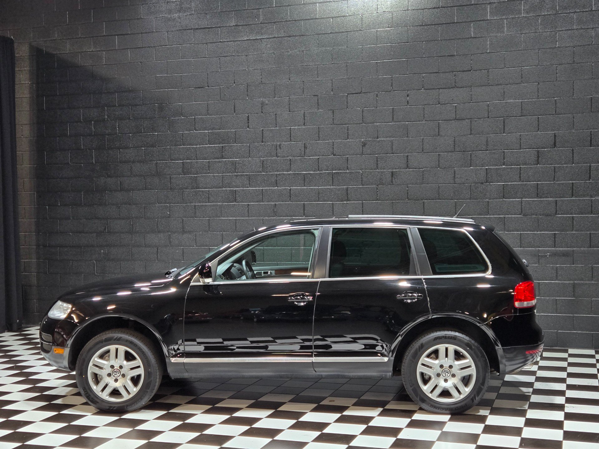 Used 2006 Volkswagen Touareg V8 AWD/4WD image 2