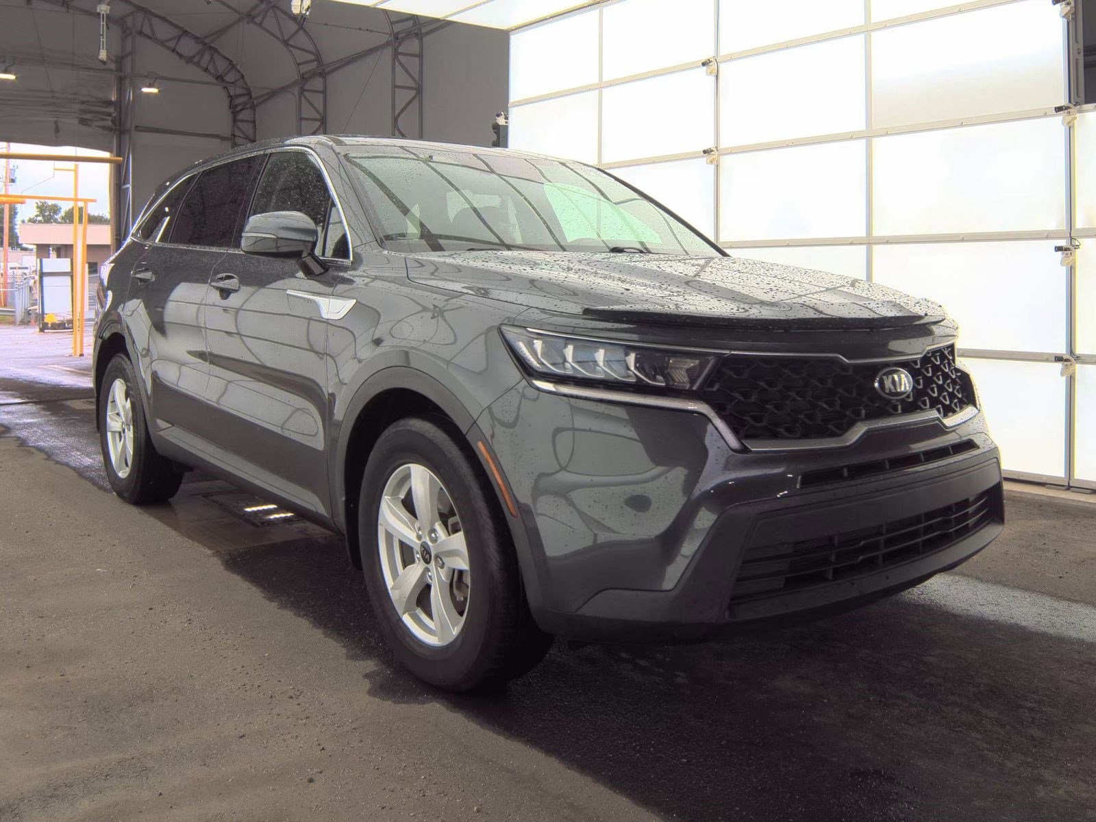 Used 2021 Kia Sorento LX FWD image 2