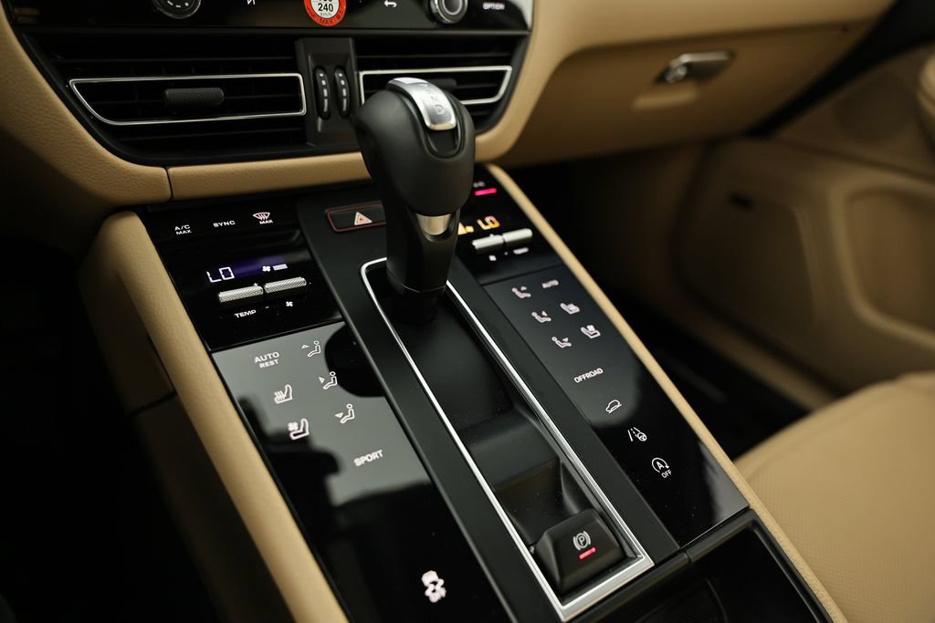 Certified 2026 Porsche Macan AWD/4WD image 40