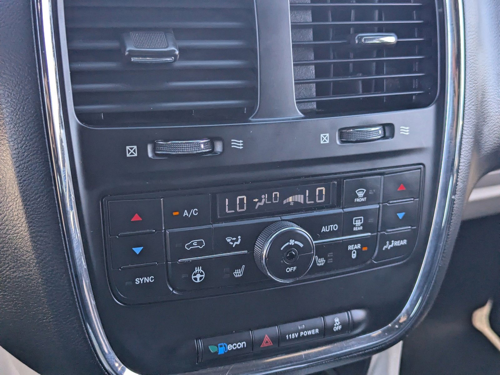 Used 2017 Dodge Grand Caravan SXT w/ Driver Convenience Group FWD image 24