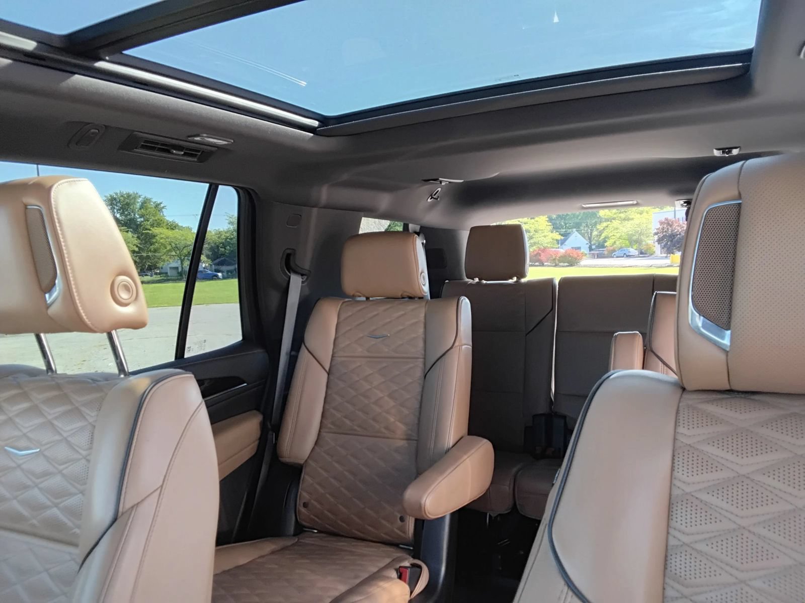 Used 2021 Cadillac Escalade Premium Luxury AWD/4WD image 12