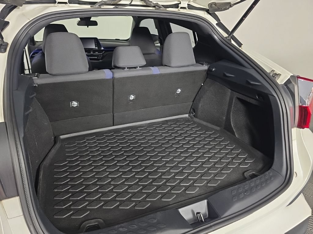 Used 2020 Toyota C-HR XLE FWD image 28