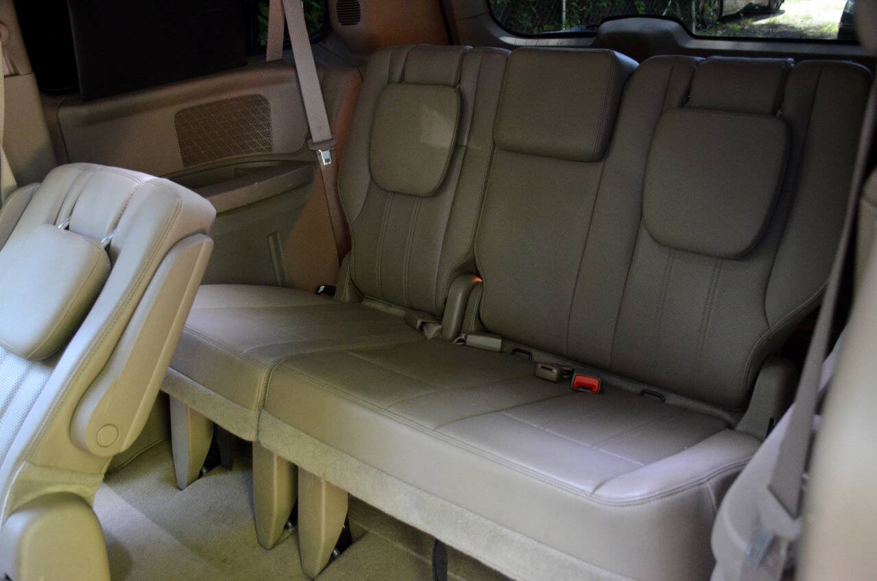Used 2015 Chrysler Town & Country Touring-L w/ Driver Convenience Group FWD image 10